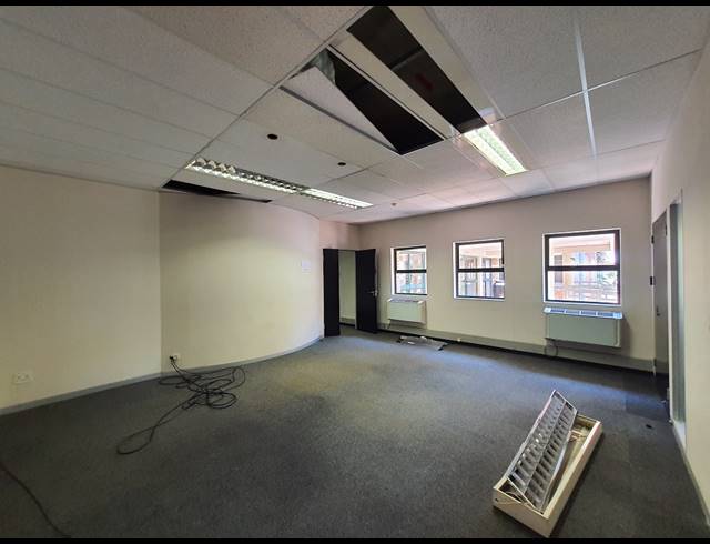 686.90M² OFFICE TO LET IN HALFWAY HOUSE